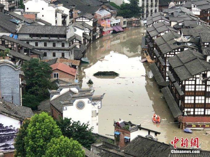 篮网队的老板是谁？有哪些背景？